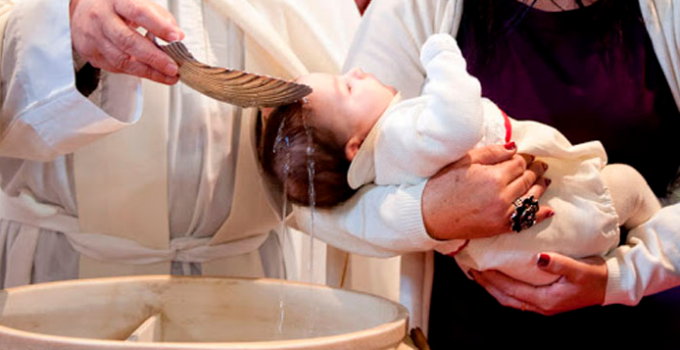 Bebe en bautismo