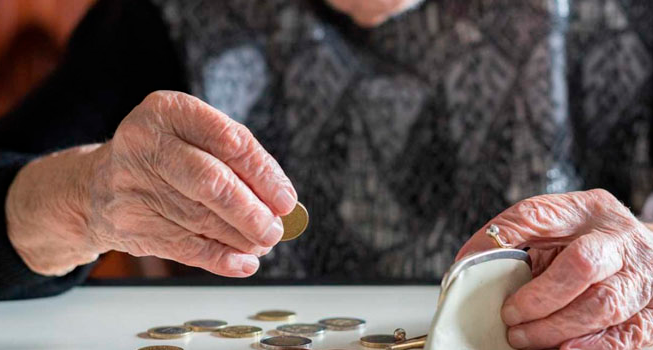 Adulto mayor con monedas en mano