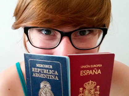 Chica con pasaportes